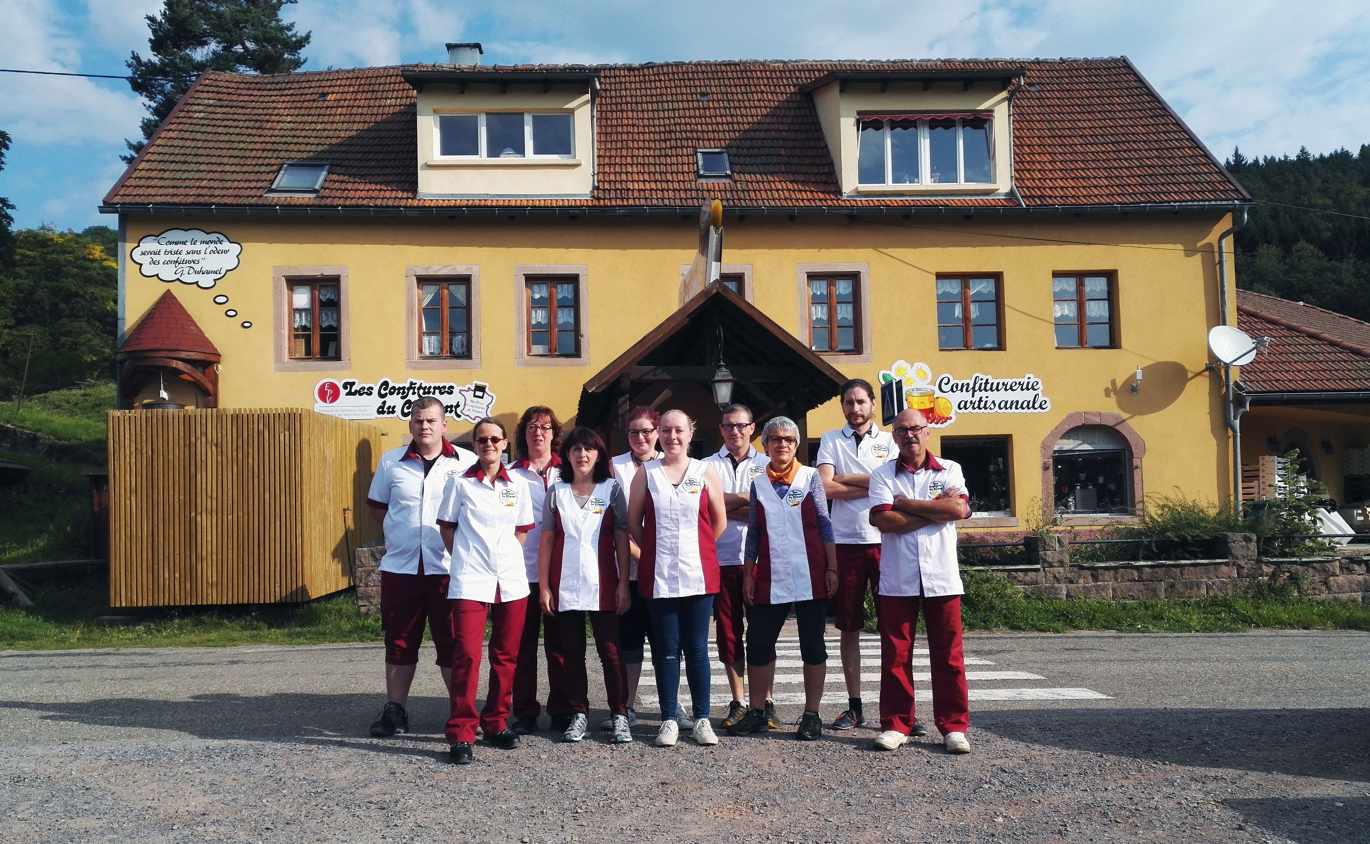 Equipe devant b&acirc;timent.jpg (3.63 MB)